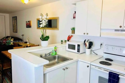 Condominio en alquiler en Miami, Florida, 1 dormitorio, 62.43 m2 № 1963949 - foto 3