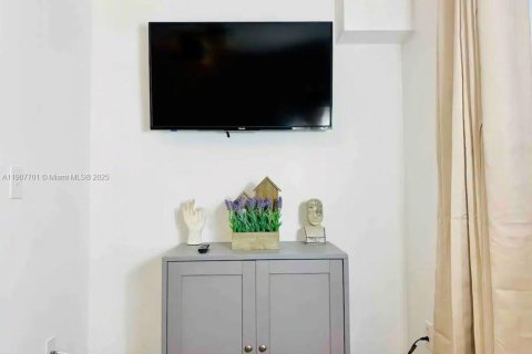 Condominio en alquiler en Miami, Florida, 1 dormitorio, 62.43 m2 № 1963949 - foto 5