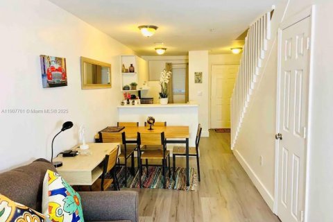 Condominio en alquiler en Miami, Florida, 1 dormitorio, 62.43 m2 № 1963949 - foto 1