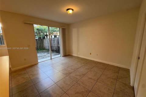 Touwnhouse à vendre à Miami, Floride: 3 chambres, 161.93 m2 № 2010227 - photo 8