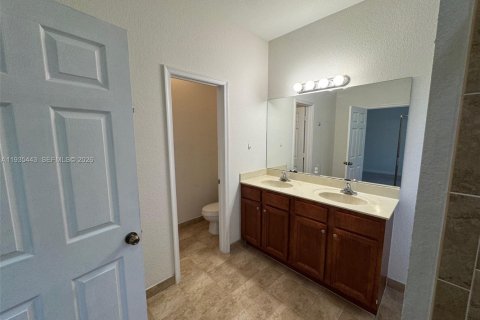 Touwnhouse à vendre à Miami, Floride: 3 chambres, 161.93 m2 № 2010227 - photo 13