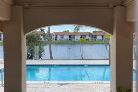 Adosado en alquiler en Miami, Florida, 3 dormitorios, 114.55 m2 № 1175298 - foto 1