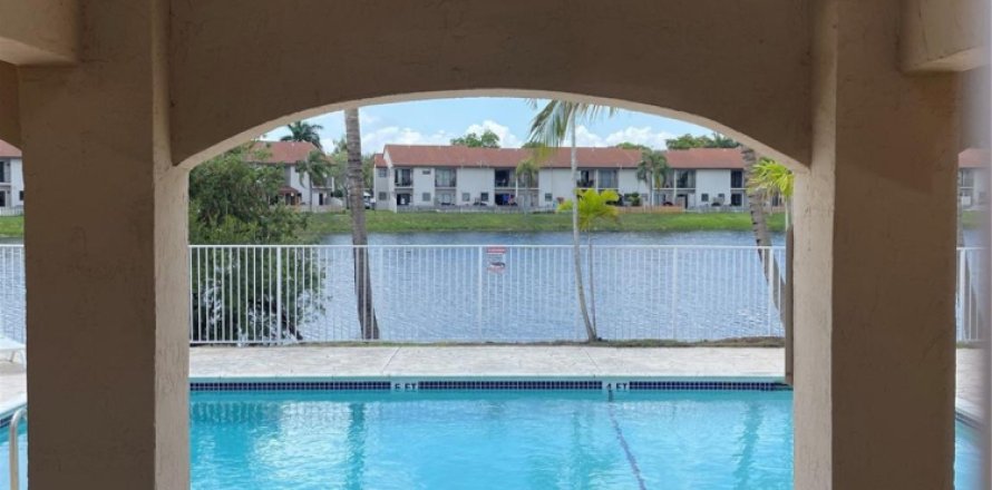 Adosado en Miami, Florida 3 dormitorios, 114.55 m2 № 1175298