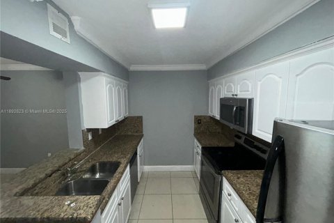 Copropriété à louer à Miami, Floride: 1 chambre, 62.8 m2 № 1946388 - photo 2