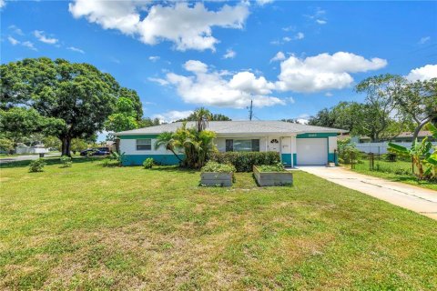House in Saint Petersburg, Florida 3 bedrooms, 99.87 sq.m. № 2297151