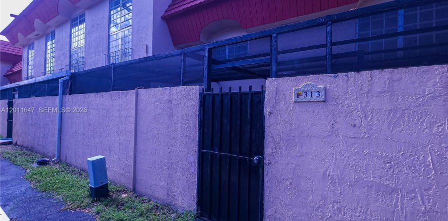 Townhouse in Miami, Florida 3 bedrooms, 123.56 sq.m. № 2075043
