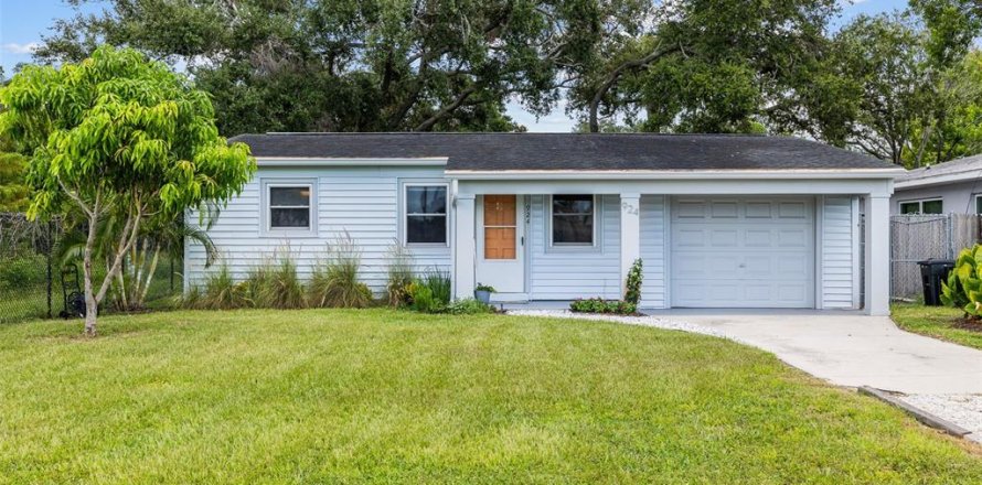 House in Gulfport, Florida 2 bedrooms, 95.5 sq.m. № 1910128