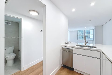 Condominio en venta en Miami Beach, Florida, 1 dormitorio, 74.04 m2 № 1939702 - foto 11