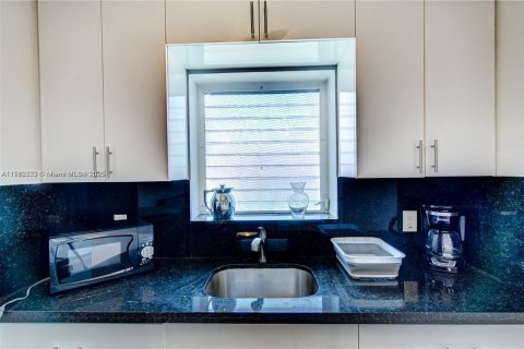 Купить коммерческую недвижимость в Майами, Флорида № 1966469 - фото 12