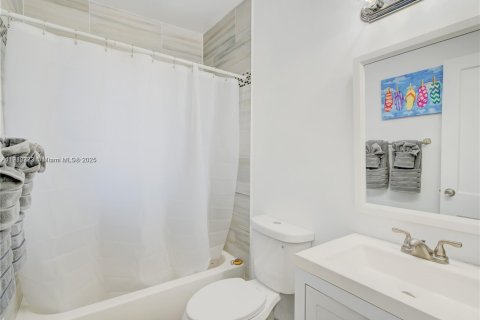 Купить коммерческую недвижимость в Майами, Флорида № 1966469 - фото 17