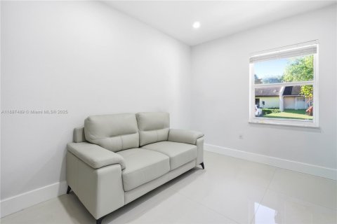 Townhouse in Miami, Florida 3 bedrooms, 90.12 sq.m. № 1953054 - photo 14