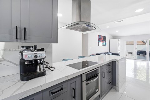 Townhouse in Miami, Florida 3 bedrooms, 90.12 sq.m. № 1953054 - photo 12