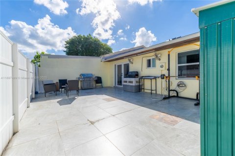 Townhouse in Miami, Florida 3 bedrooms, 90.12 sq.m. № 1953054 - photo 23