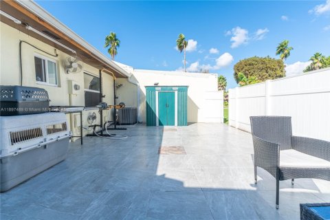 Townhouse in Miami, Florida 3 bedrooms, 90.12 sq.m. № 1953054 - photo 24