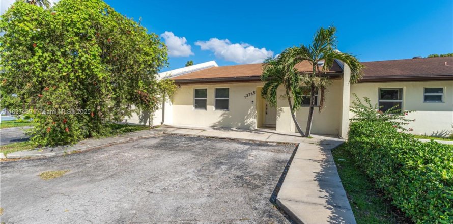 Townhouse in Miami, Florida 3 bedrooms, 90.12 sq.m. № 1953054