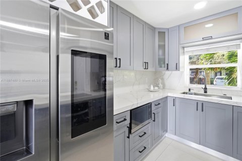 Townhouse in Miami, Florida 3 bedrooms, 90.12 sq.m. № 1953054 - photo 11