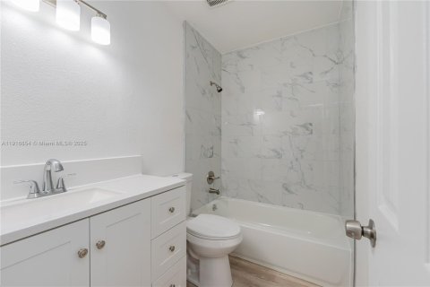 Casa en venta en Lauderhill, Florida, 3 dormitorios, 123.1 m2 № 1975646 - foto 17