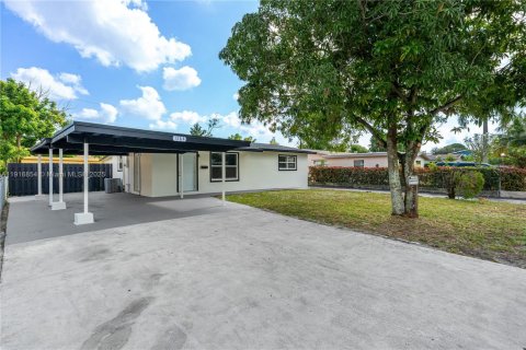 Casa en venta en Lauderhill, Florida, 3 dormitorios, 123.1 m2 № 1975646 - foto 2