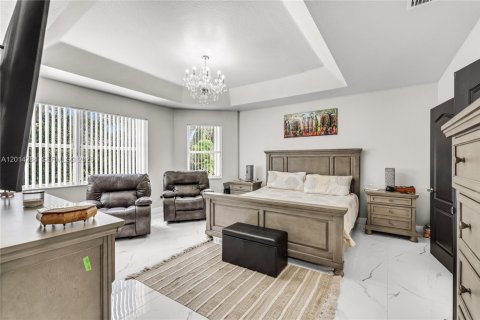 Villa ou maison à louer à Homestead, Floride: 5 chambres, 253.25 m2 № 2076401 - photo 12