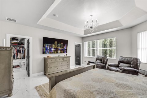 Villa ou maison à louer à Homestead, Floride: 5 chambres, 253.25 m2 № 2076401 - photo 13