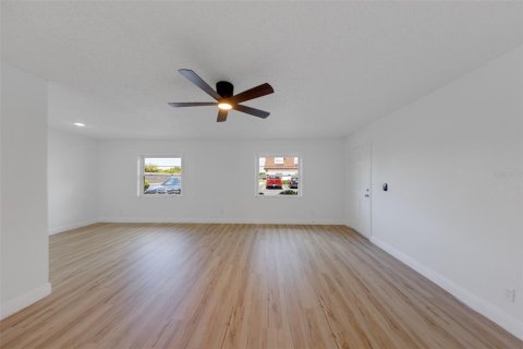 Condo in Tampa, Florida, 2 bedrooms  № 2378049 - photo 2