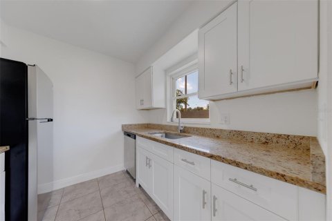 Condo in Tampa, Florida, 2 bedrooms  № 2378049 - photo 11