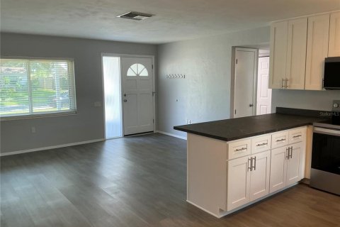 Villa ou maison à louer à Seminole, Floride: 2 chambres, 102.29 m2 № 1802261 - photo 4