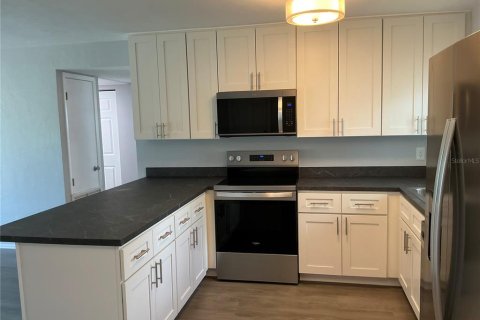 Villa ou maison à louer à Seminole, Floride: 2 chambres, 102.29 m2 № 1802261 - photo 5