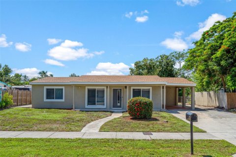 Casa en alquiler en Lauderhill, Florida, 3 dormitorios, 126.81 m2 № 1925888 - foto 1