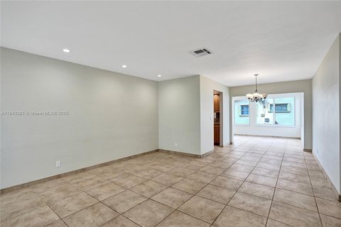 House in Tamarac, Florida 2 bedrooms, 120.12 sq.m. № 1838633 - photo 5