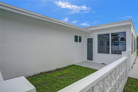 House in Tamarac, Florida 2 bedrooms, 120.12 sq.m. № 1838633 - photo 17