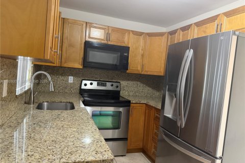 Villa ou maison à louer à Miami, Floride: 3 chambres, 257.53 m2 № 1988991 - photo 8