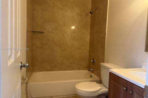 Villa ou maison à louer à Miami, Floride: 3 chambres, 257.53 m2 № 1988991 - photo 24