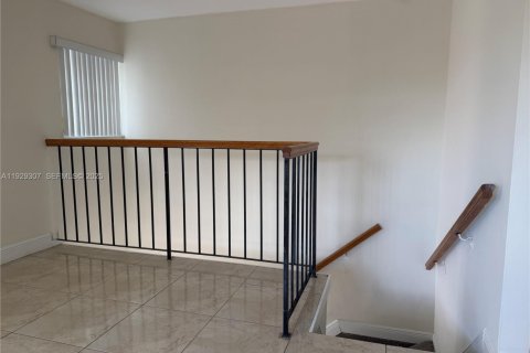 Villa ou maison à louer à Miami, Floride: 3 chambres, 257.53 m2 № 1988991 - photo 3