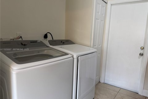 Villa ou maison à louer à Miami, Floride: 3 chambres, 257.53 m2 № 1988991 - photo 6