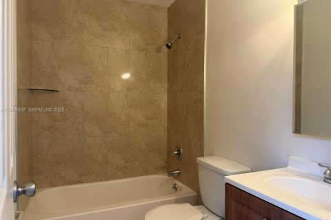 Villa ou maison à louer à Miami, Floride: 3 chambres, 257.53 m2 № 1988991 - photo 14
