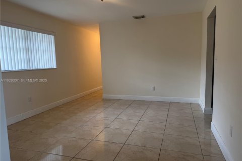 Villa ou maison à louer à Miami, Floride: 3 chambres, 257.53 m2 № 1988991 - photo 5