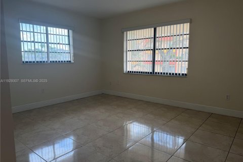 Villa ou maison à louer à Miami, Floride: 3 chambres, 257.53 m2 № 1988991 - photo 4