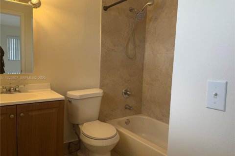 Villa ou maison à louer à Miami, Floride: 3 chambres, 257.53 m2 № 1988991 - photo 16