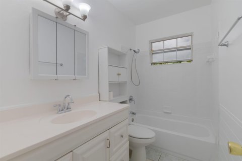 House in Stuart, Florida 4 bedrooms, 146.79 sq.m. № 2086685 - photo 22