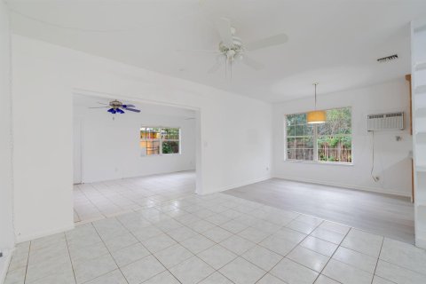 House in Stuart, Florida 4 bedrooms, 146.79 sq.m. № 2086685 - photo 10