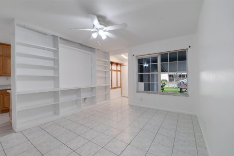 House in Stuart, Florida 4 bedrooms, 146.79 sq.m. № 2086685 - photo 8