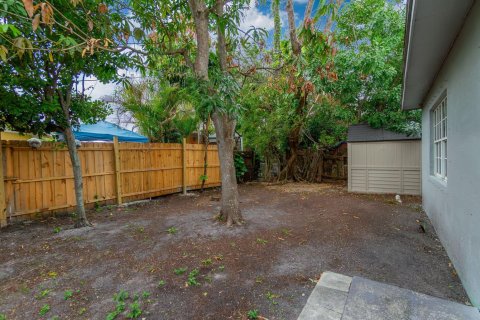 House in Stuart, Florida 4 bedrooms, 146.79 sq.m. № 2086685 - photo 27