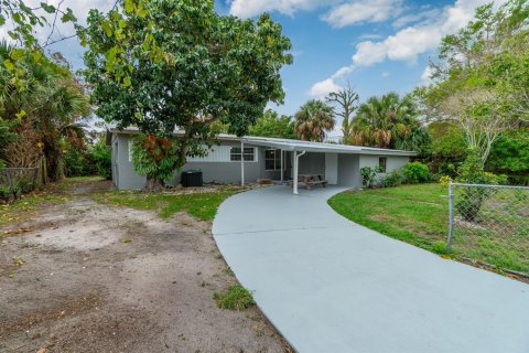 House in Stuart, Florida 4 bedrooms, 146.79 sq.m. № 2086685 - photo 3