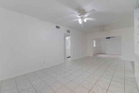 House in Stuart, Florida 4 bedrooms, 146.79 sq.m. № 2086685 - photo 6