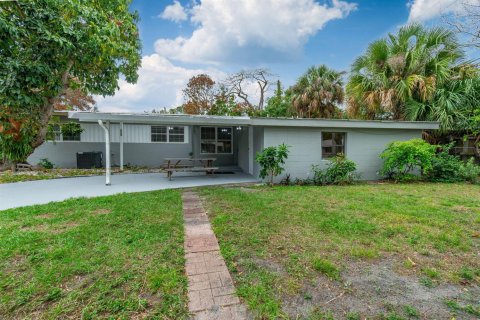House in Stuart, Florida 4 bedrooms, 146.79 sq.m. № 2086685