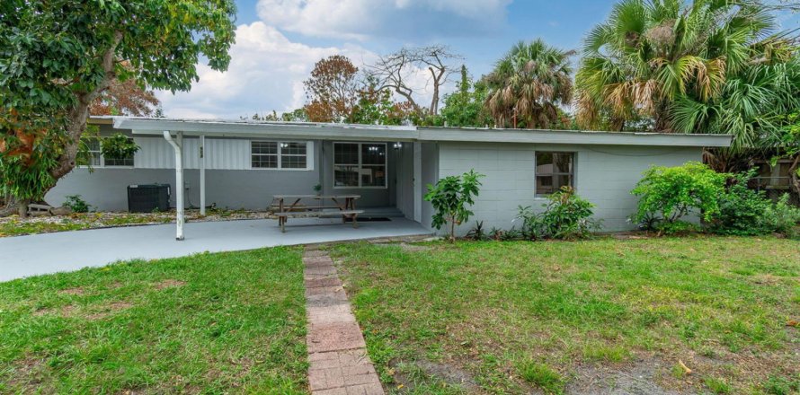 House in Stuart, Florida 4 bedrooms, 146.79 sq.m. № 2086685