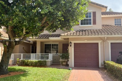 Снять в аренду таунхаус в Дейви, Флорида 3 спальни, 172.33м2, № 1964539 - фото 1