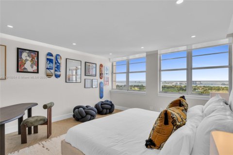 Condo in Miami Beach, Florida, 2 bedrooms  № 1973782 - photo 25