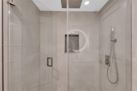 Condo in Miami Beach, Florida, 2 bedrooms  № 1973782 - photo 27